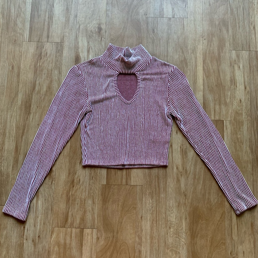 Red/white long-sleeved crop